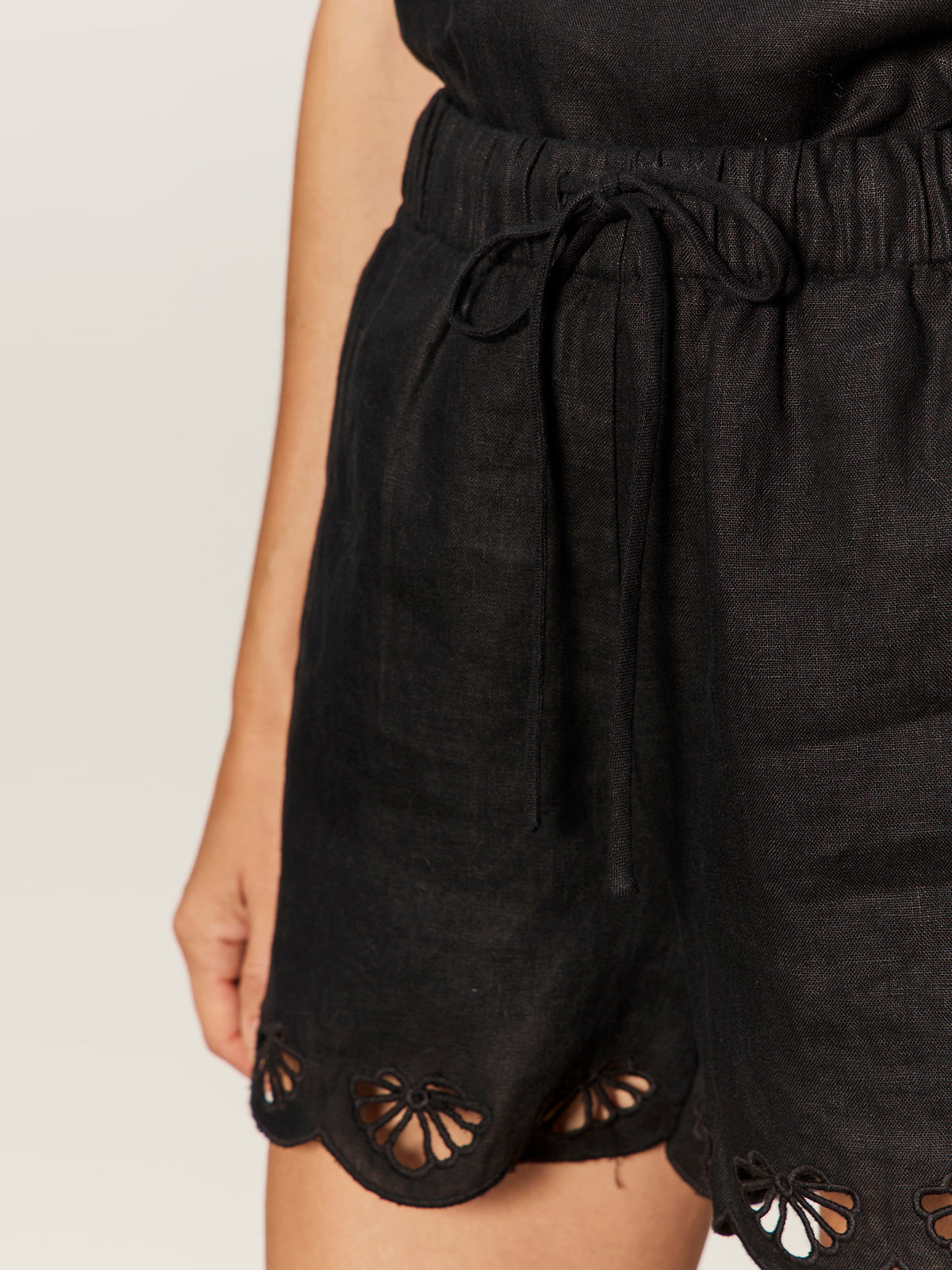 Almost There Linen Shorts Black - Image 4
