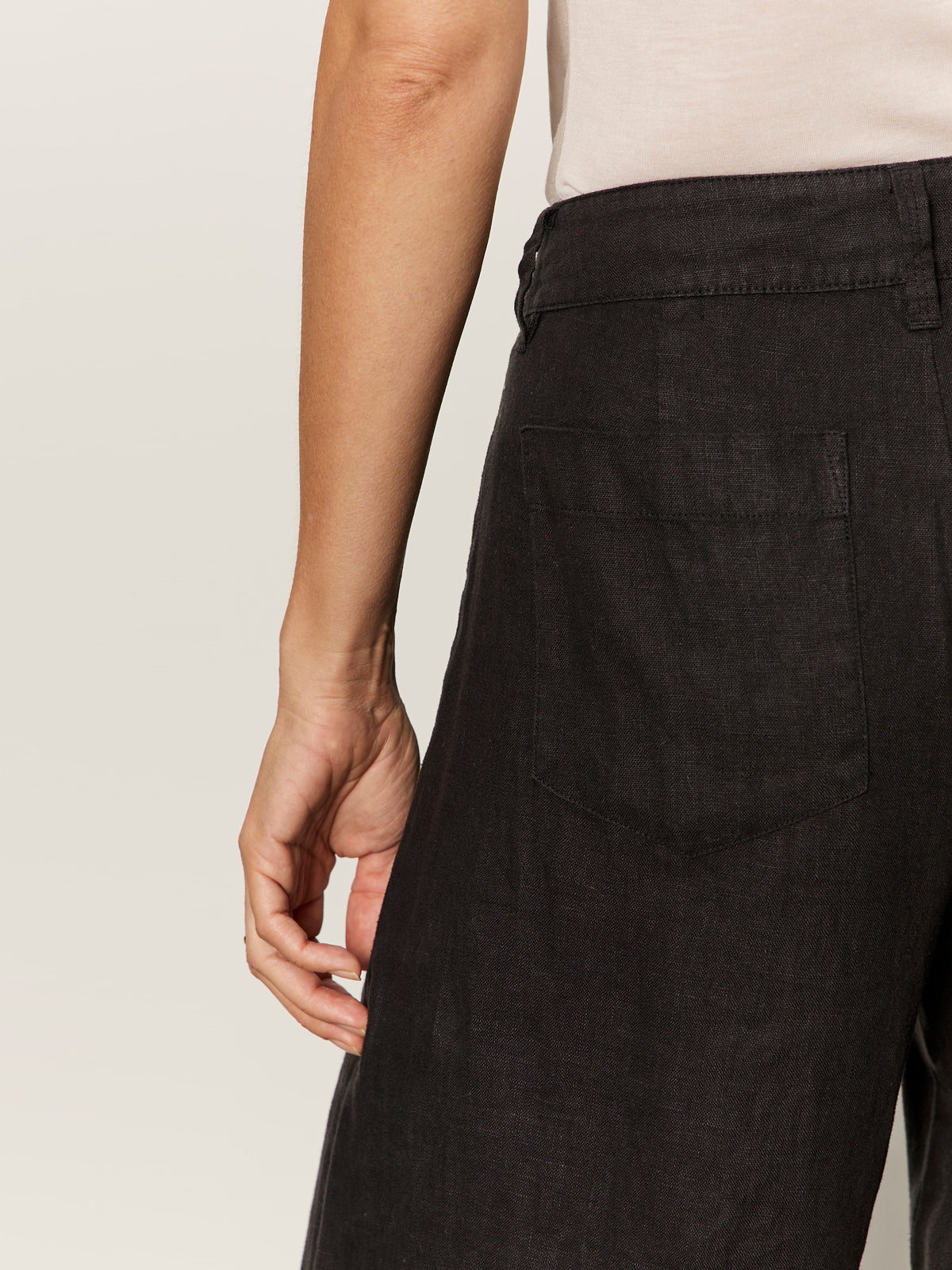 The Linen Marine Wide Leg Semi-High Rise Pant Black - Image 3